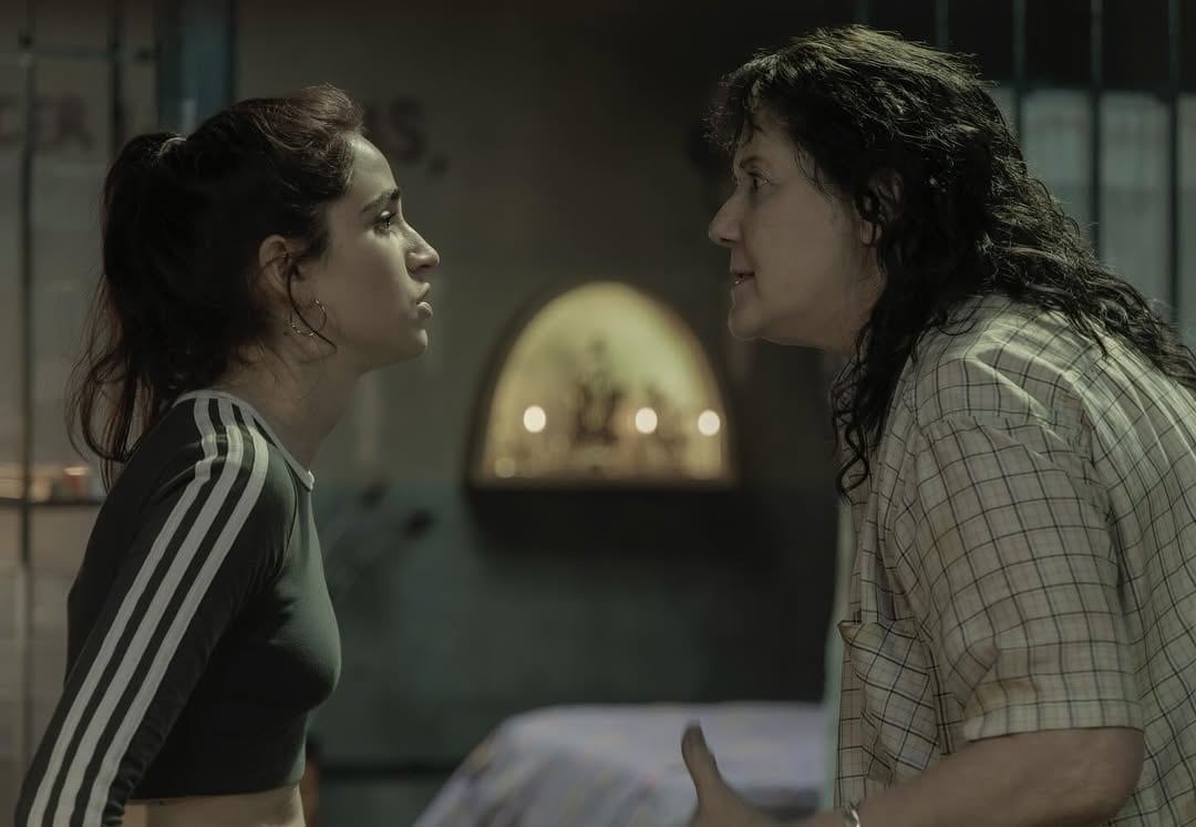 Carolina Kopelioff junto a Verónica Llinás en una escena de En el barro (Foto: Instagram @carolinakopelioff / Netflix)