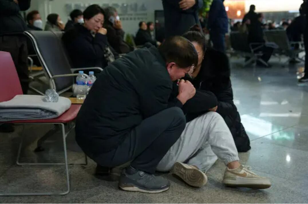 Familiares esperando noticias sobre sus seres queridos en el Aeropuerto Internacional de Muan en Corea del Sur.