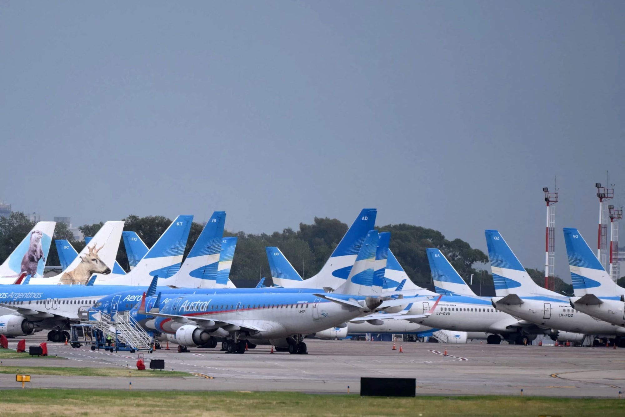 Los aviones de Aerolíneas Argentinas permanecen en tierra en la pista del aeropuerto Jorge Newbery debido a la cancelación de vuelos durante una huelga general de 24 horas convocada por los sindicatos contra la reforma laboral del presidente Javier Milei en Buenos Aires el 19 de febrero de 2026