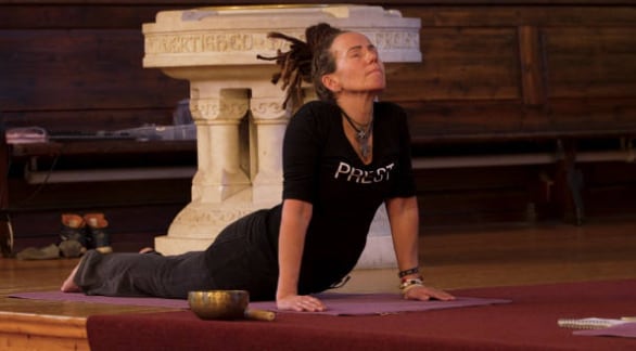 Sunnina hace yoga y, antes de ser obispa, ofrecía clases en la iglesia donde trabajaba (Foto: Getty Images)