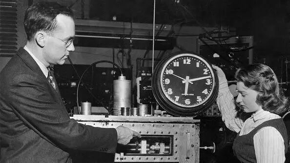 Los relojes atómicos introducidos en la década de 1950 permitieron una medición del tiempo muy precisa