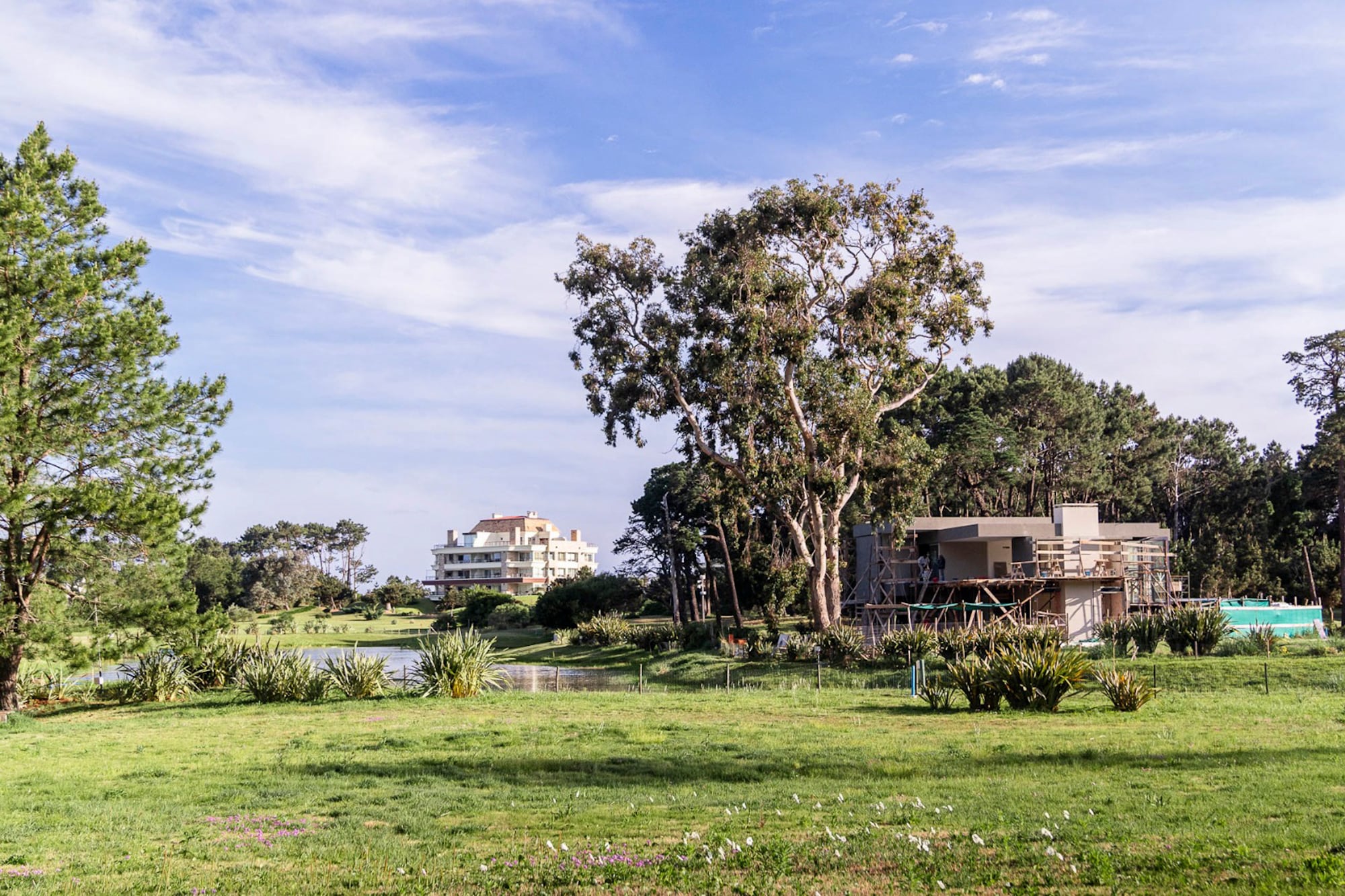 Una de las casas que se construye en la zona del emprendimiento destinada al loteo de tierra