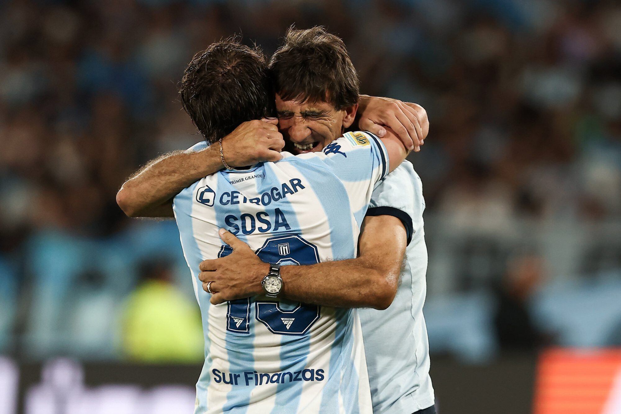 El abrazo de Costas con Sosa luego del triunfo de Racing sobre River