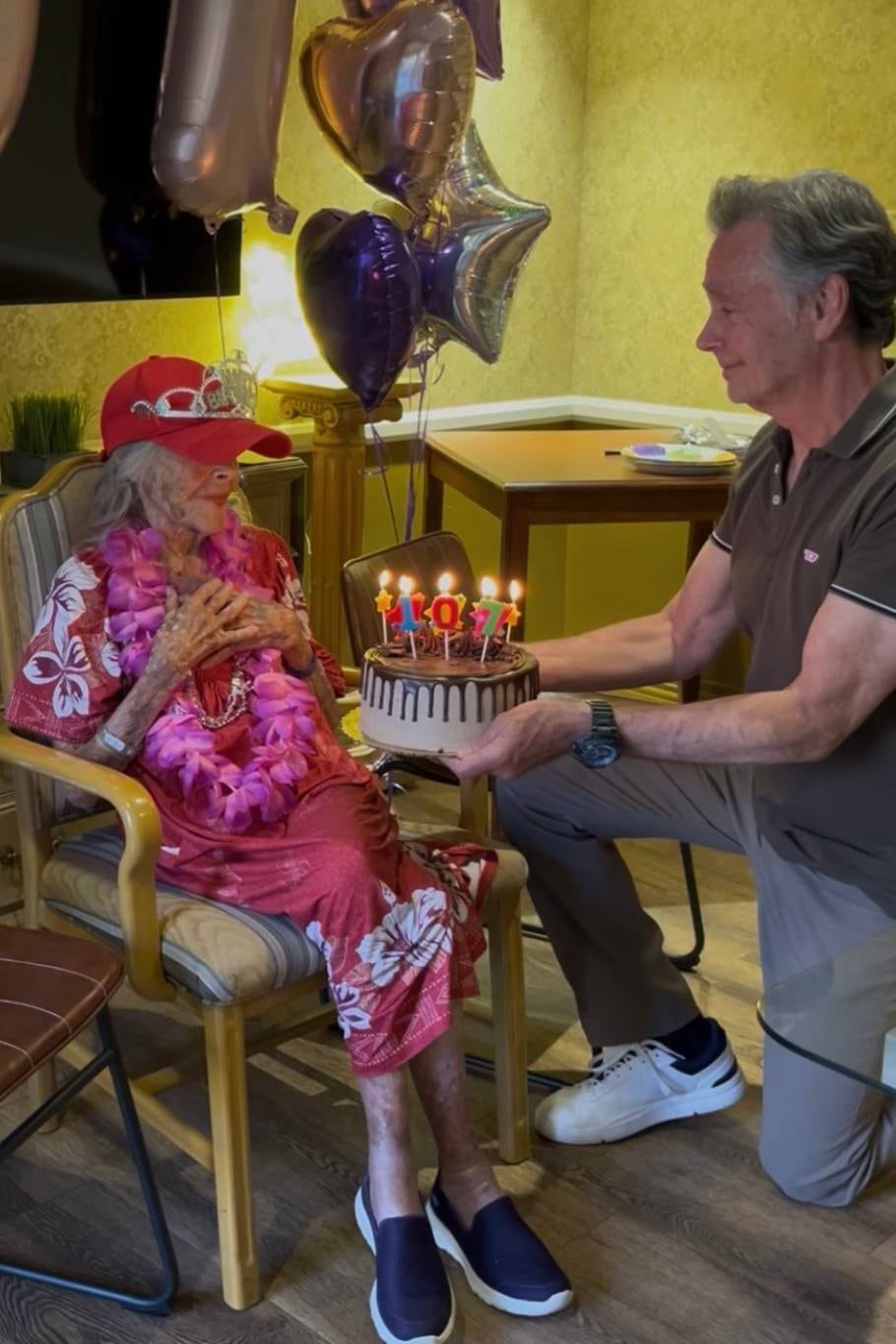 Caren Marsh Doll sopla las velas de su cumpleaños número 107