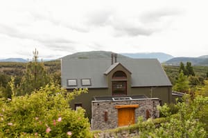 Un galpón de diseño con vista a las montañas de San Martín de los Andes