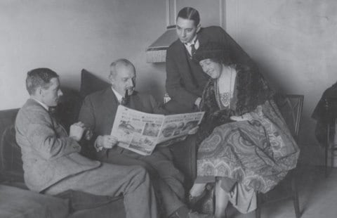 De izquierda a derecha: Archie Christie, Mayor Belcher (director de la gira), el Sr. Bates (secretario) y Agatha Christie en la gira de la Exposición del Imperio Británico de 1922