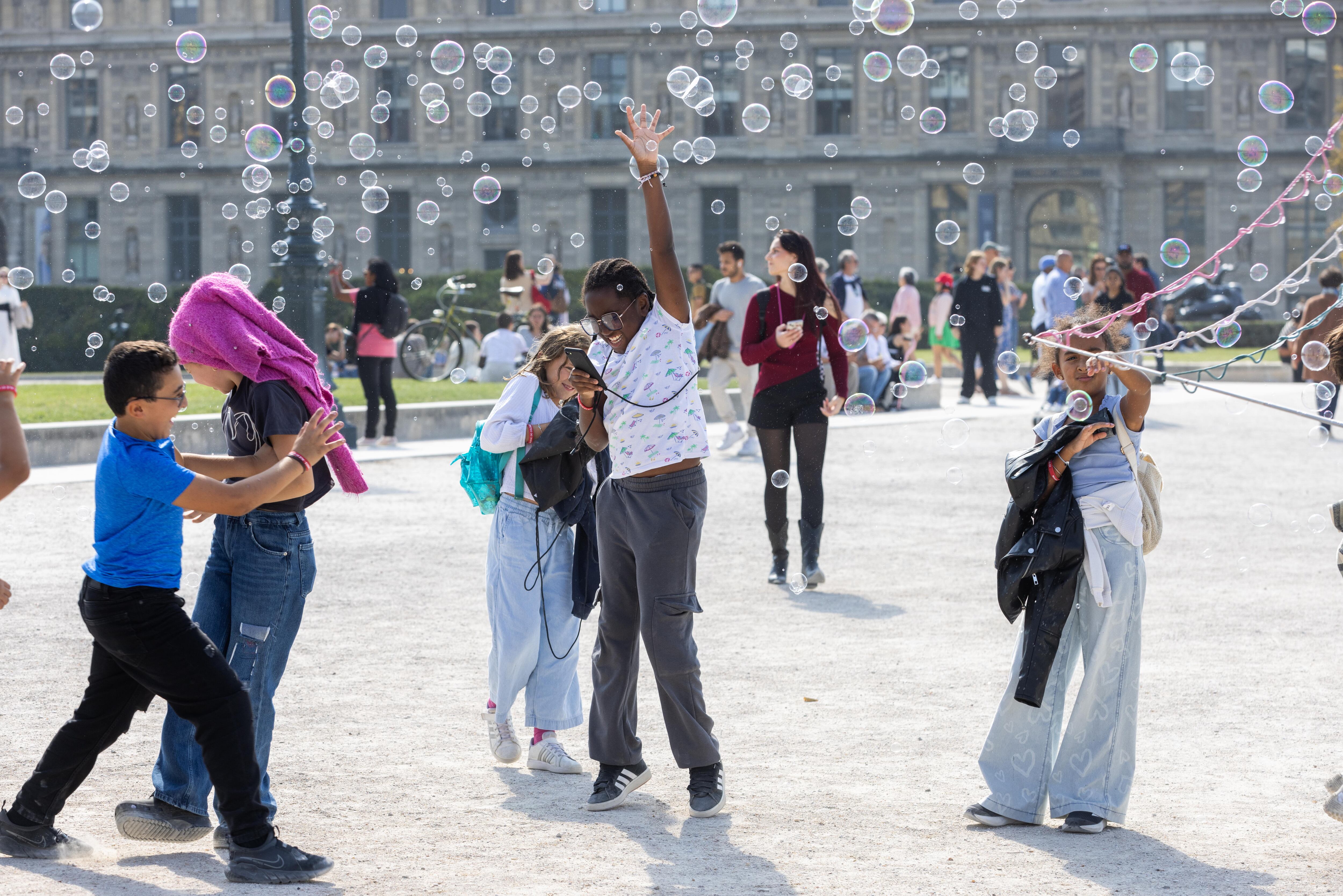 Juego con burbujas en las proximidades del Musée du Louvre.