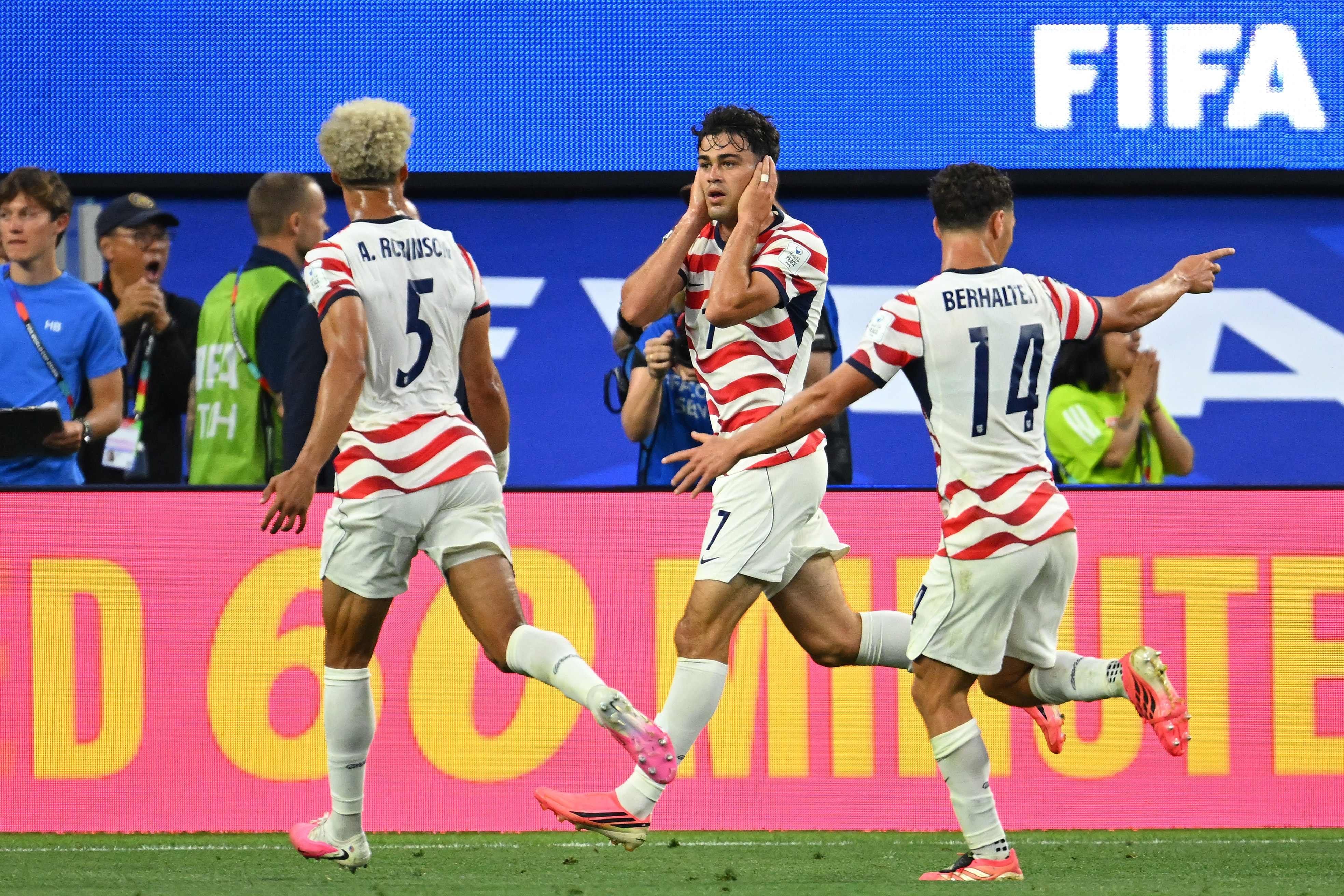 Giovanni Reyna celebra su gol contra Paraguay, en Los Ángeles.