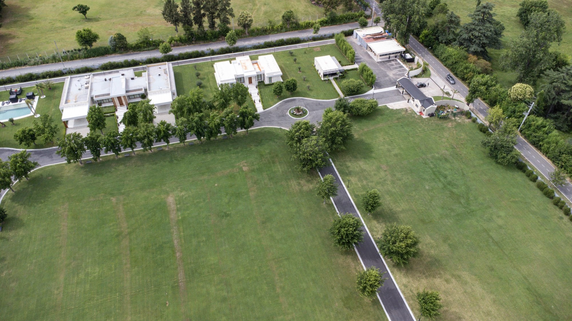 La propiedad está conectada por calles internas