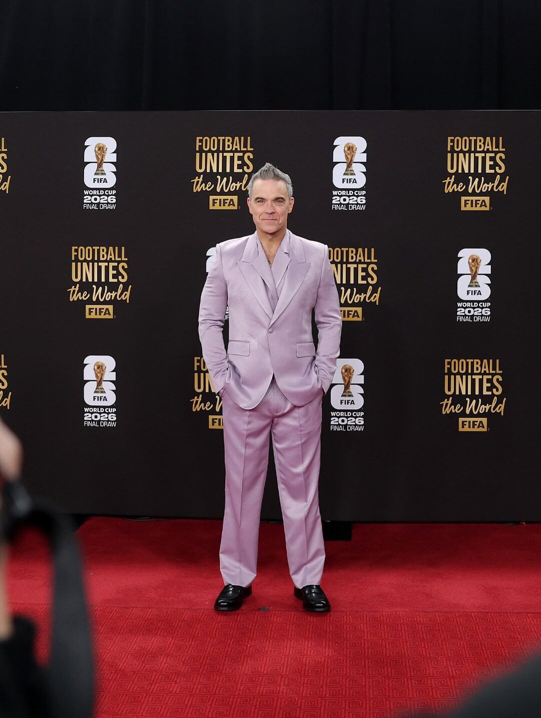 Robbie Williams en la alfombra roja con su look sastrero elegido para la ocasión