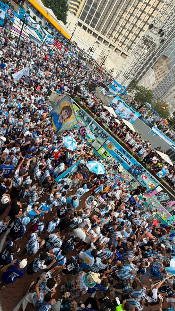 Apenas terminó el partido semifinal en el que España eliminó a Francia, cientos de argentinos empezaron a caminar bajo una fuerte lluvia rumbo al banderazo