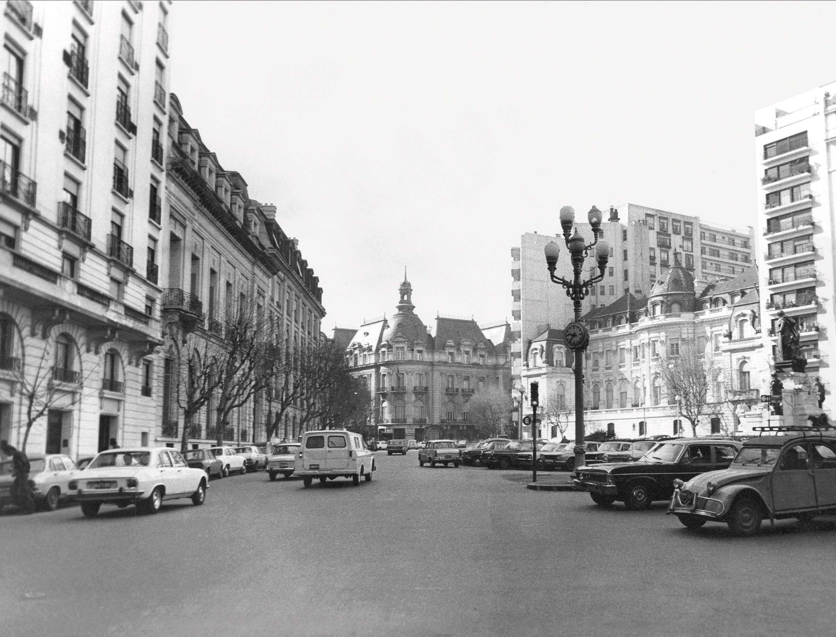 Un cogollito elegante de Buenos Aires: la plazoleta Pellegrini, las embajadas de Francia y Brasil. 1976.