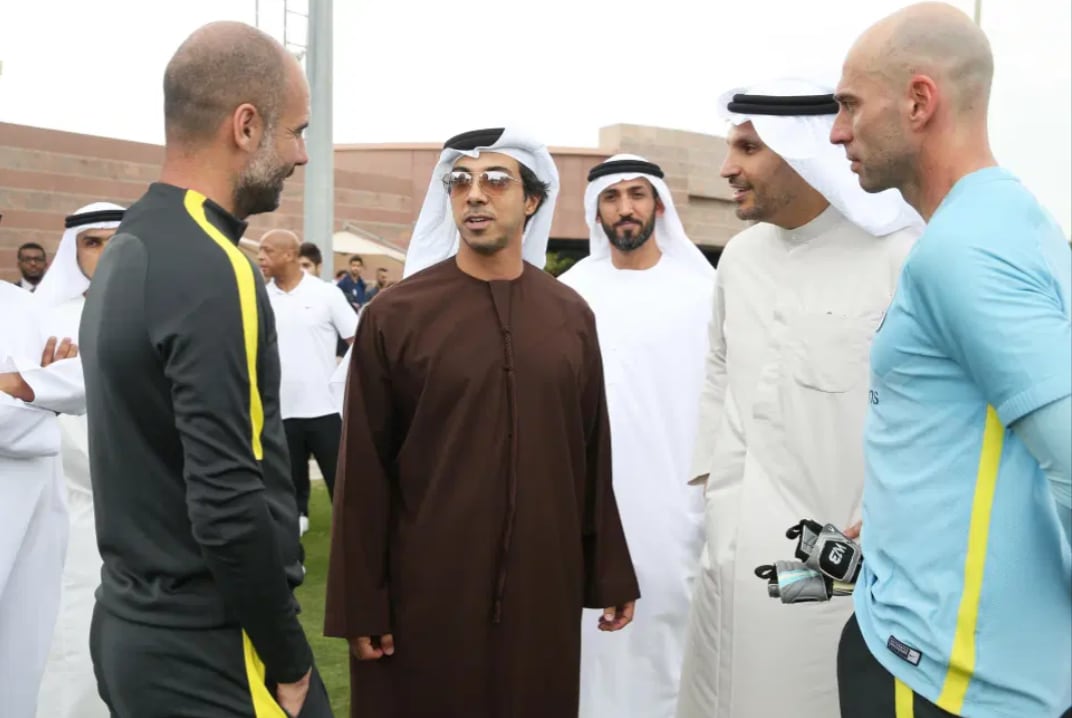 El jeque Mansour junto a Pep Guardiola, DT del City, en 2021