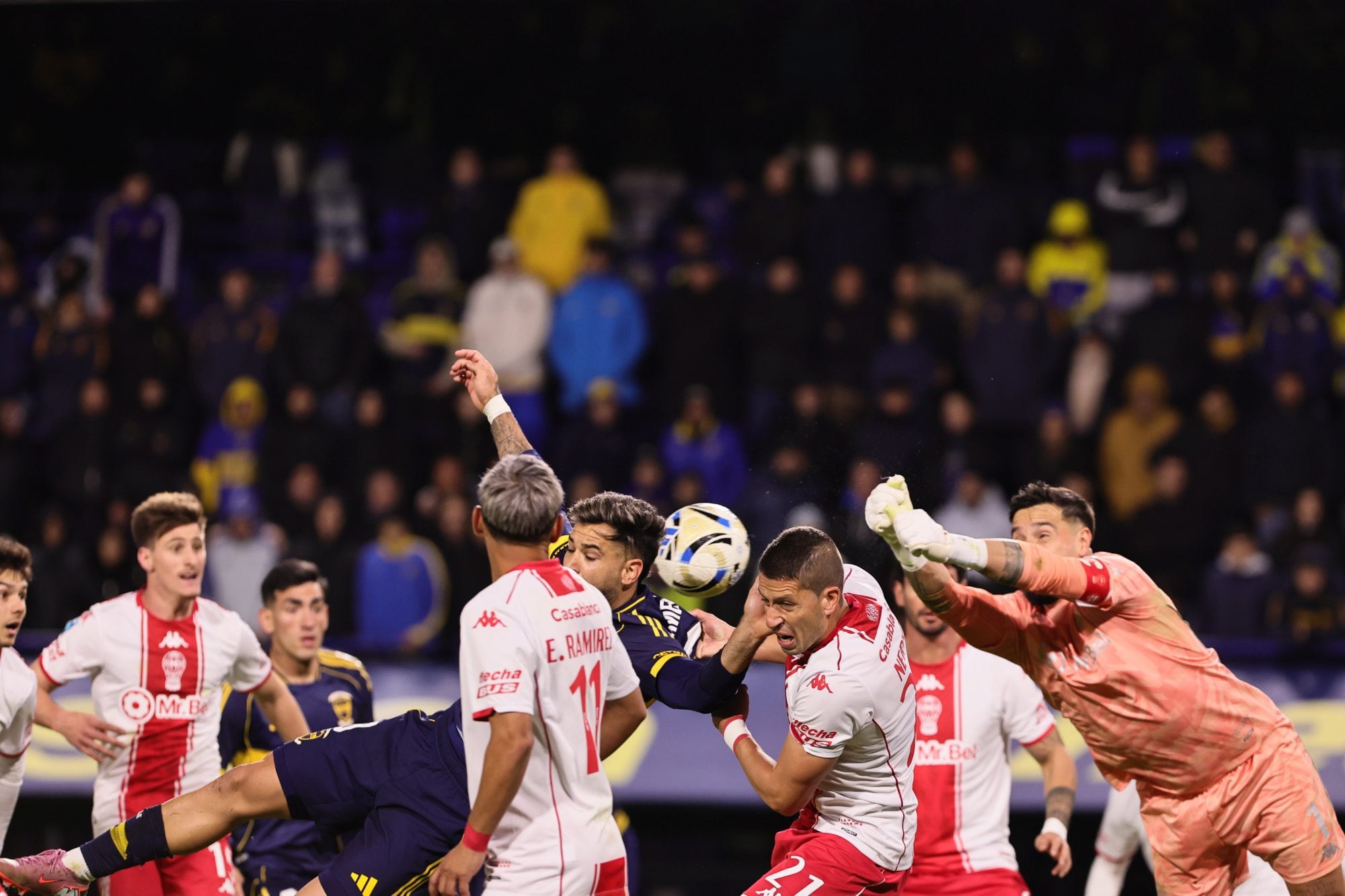 Boca vs. Huracán, en vivo, por los octavos de final del Torneo Apertura 6 El mal despeje de Hernán Galíndez y el gol de espalda de Milton Giménez
