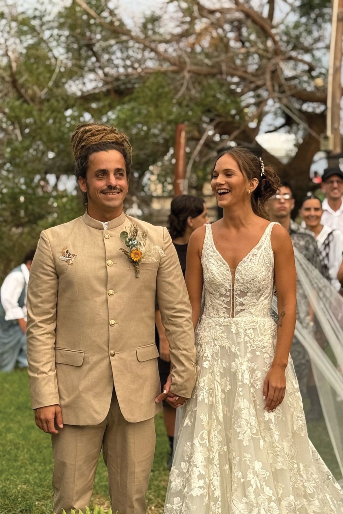 Pura sonrisa. Michel y Angie tuvieron una ceremonia muy emotiva oficiada por sus hermanos.