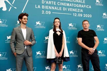 77 ° Festival de Cine de Venecia - Proyección de la película "Lovers" en competición - Photocall - Venecia, Italia 3 de septiembre de 2020 - Los actores Pierre Niney, Stacy Martin y Benoit Magimel posan.