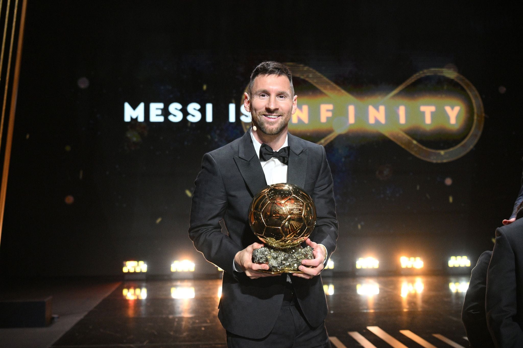 Lionel Messi con su octavo Balón de Oro recibido en 2023, luego de ganar el Mundial Qatar 2022
