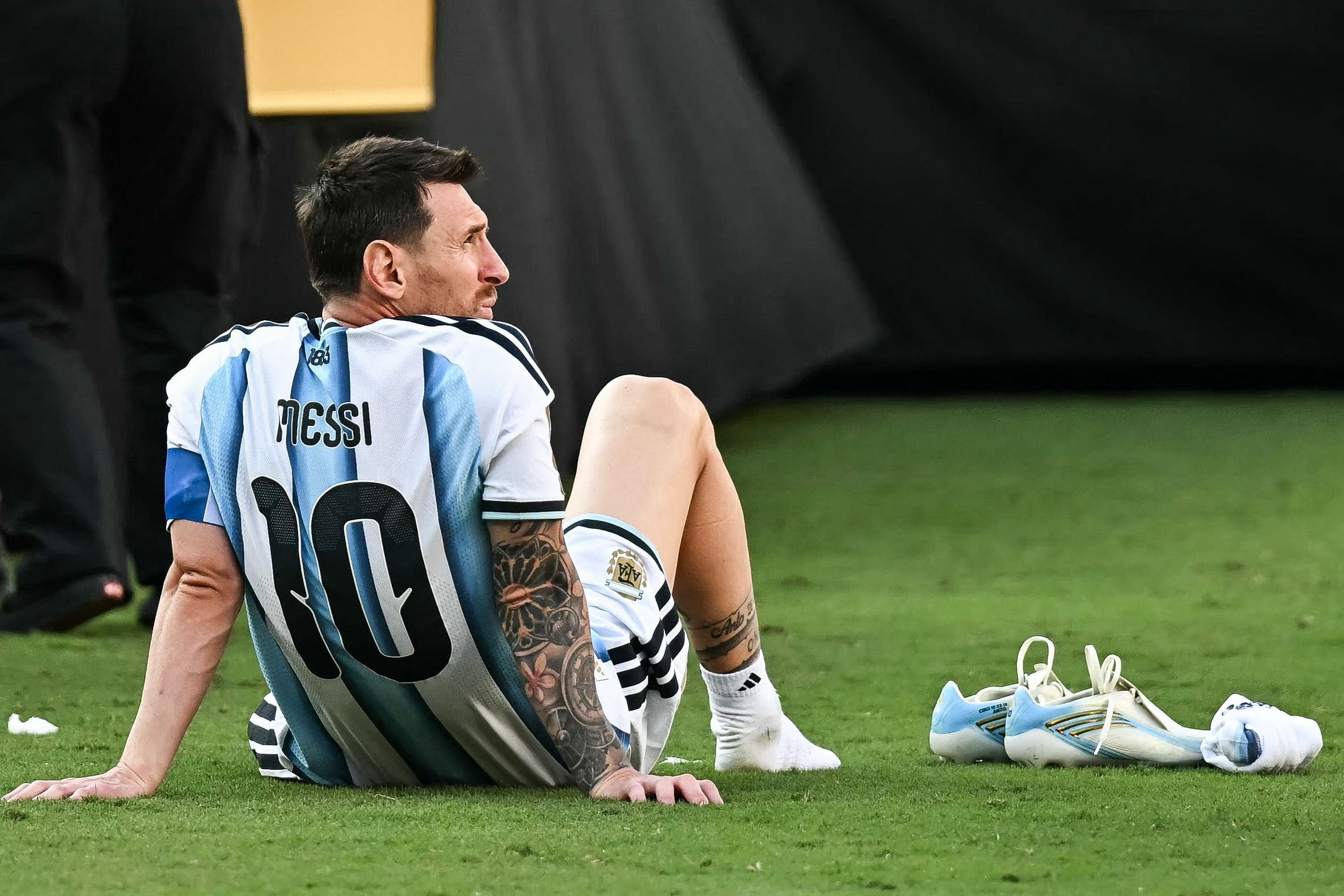 Los botines a un costado de Messi, el resumen en una imagen