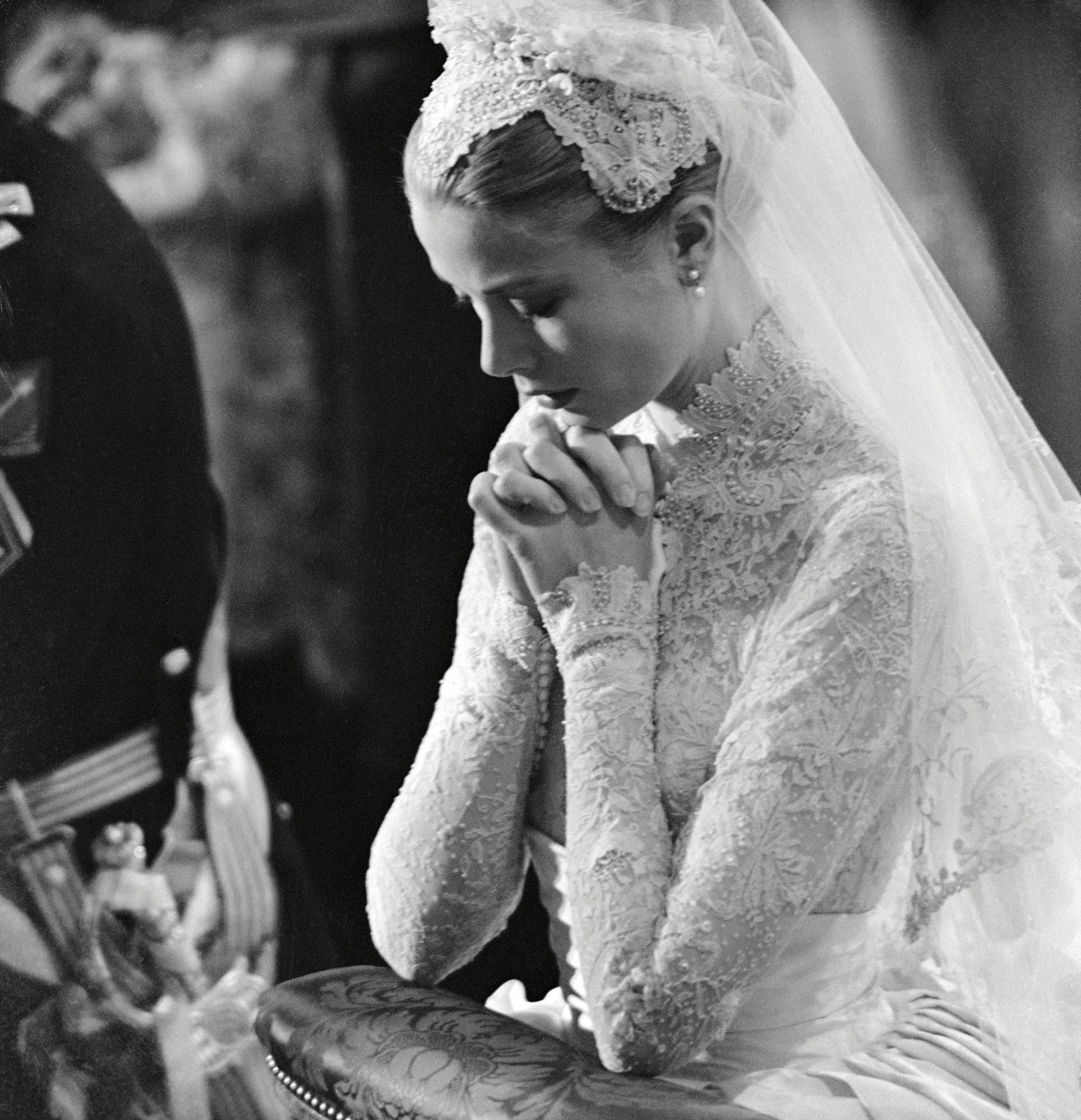 Grace Kelly reza durante la ceremonia religiosa