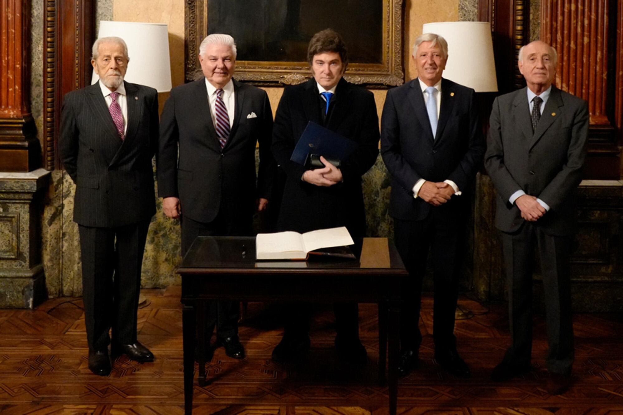 El Presidente Javier Milei visitó la sede del Jockey Club Buenos Aires, en donde fueron recibidos por el presidente de la institución, Juan Villar Urquiza.
Del encuentro también participaron el vicepresidente de la entidad, Guillermo Strada y las autoridades Agustín Monteverde y Urbano Díaz de Vivar.