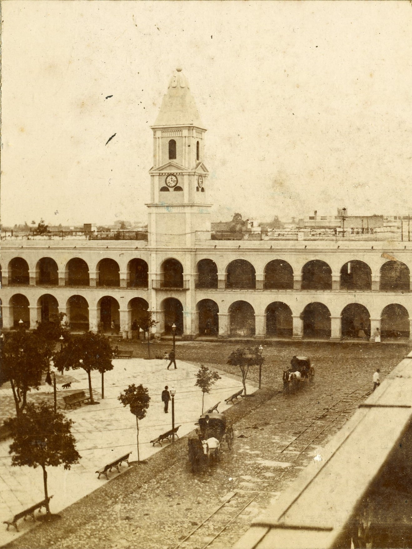 El Cabildo de Tucumán, con su torre y reloj, fue demolido en 1908 para construir la Casa de Gobierno.