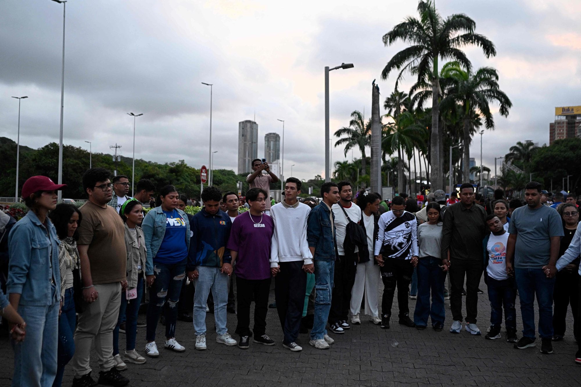 Las personas se reunieron en plazas y parques durante los terremotos, alejándose de estructuras que pudieran colapsar