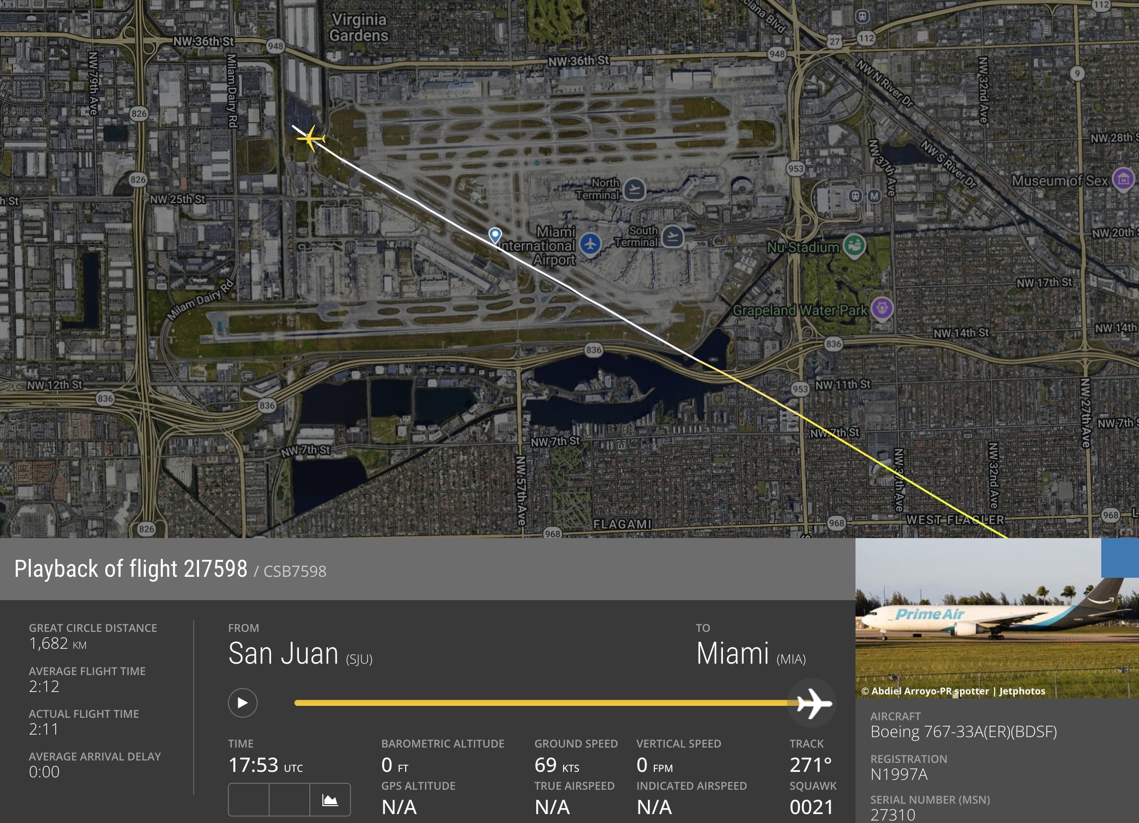La imagen de Flightradar24 muestra como el carguero 767 se desvía de la pista y termina en una avenida