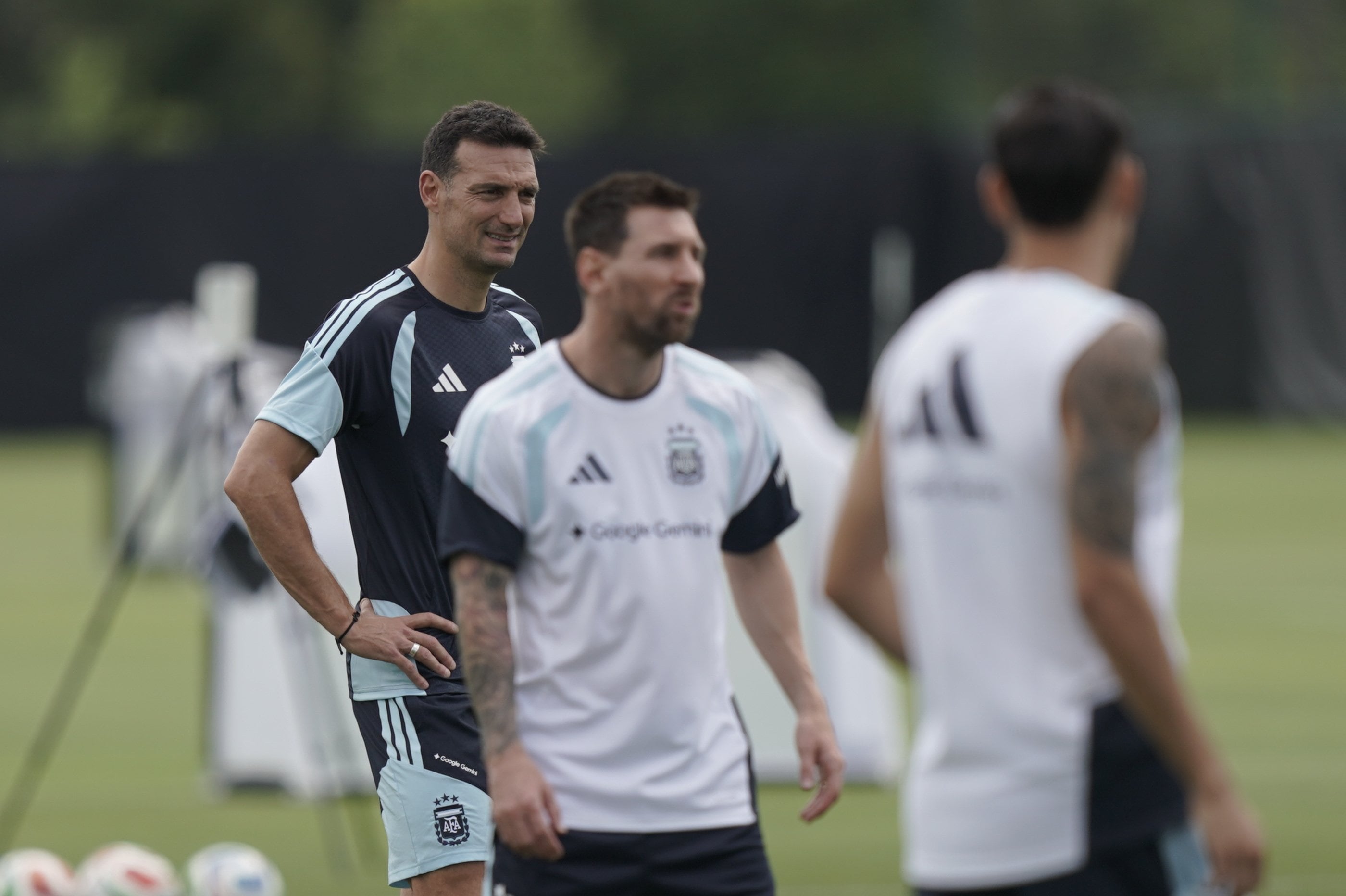 Lionel Scaloni y Lionel Messi, cada uno desde su lugar, dos de los grandes líderes del grupo que conquistó el Mundial de Qatar