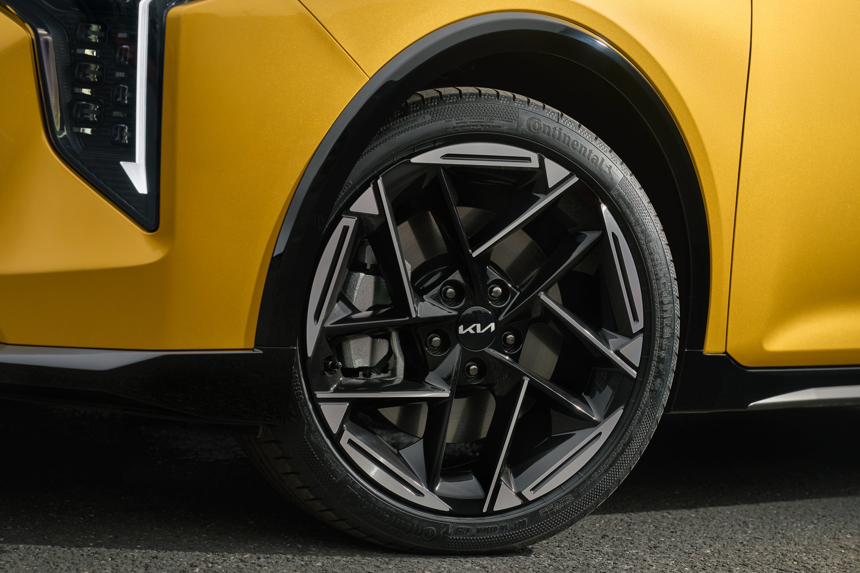 Equipa llantas de aleación de 18 pulgadas con neumáticos 235/40 R18