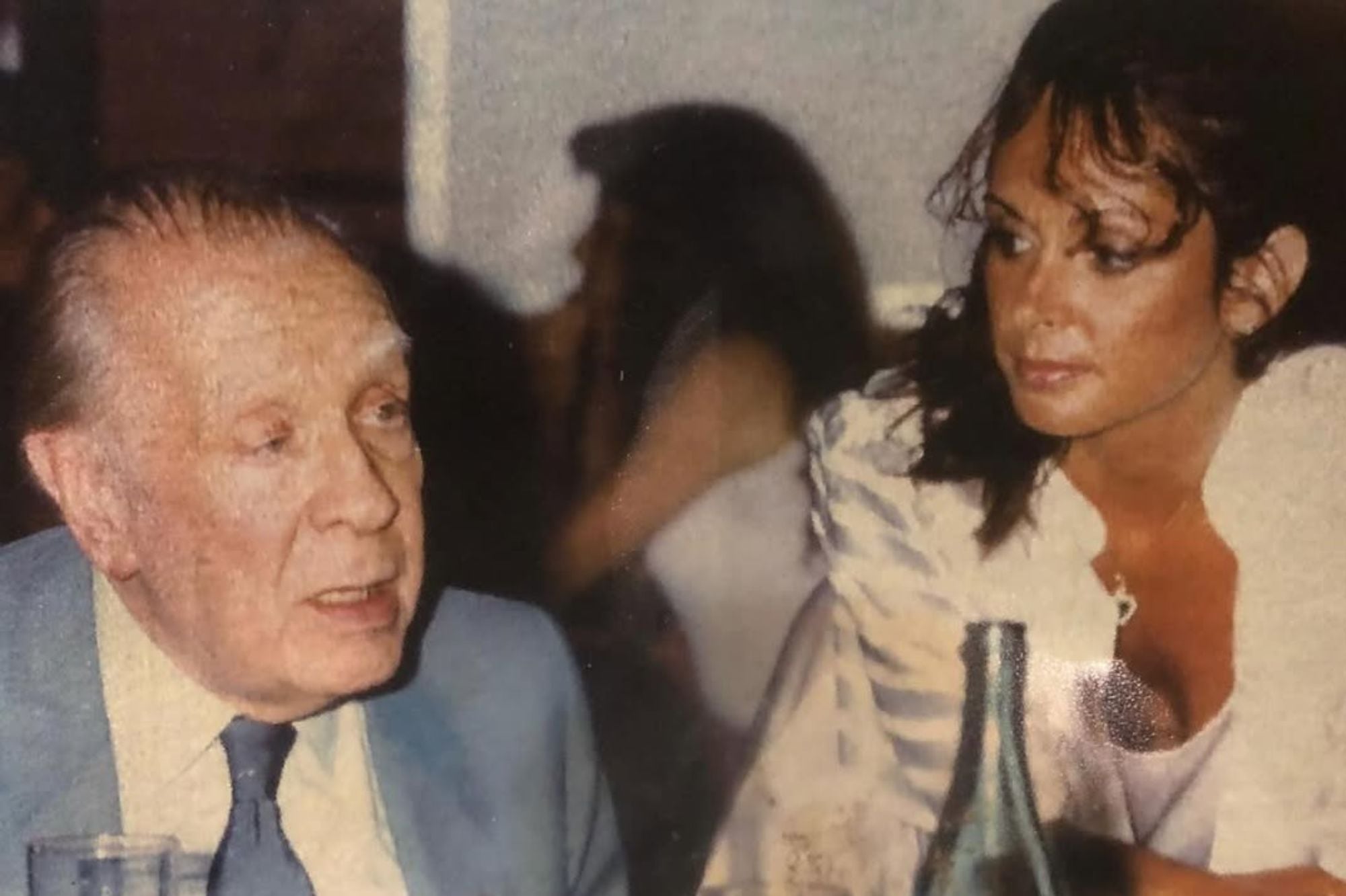 Jorge Luis Borges, habitué de La Dama de Bollini, junto a Cecilia Leoni, la fundadora del bar