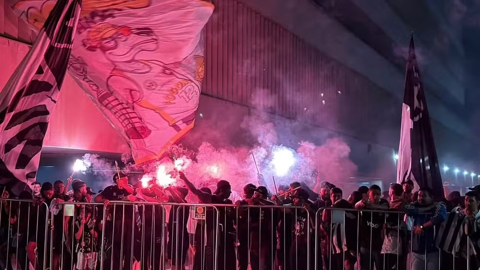 Hinchas de Botafogo esperando la llegada de Ziyech.