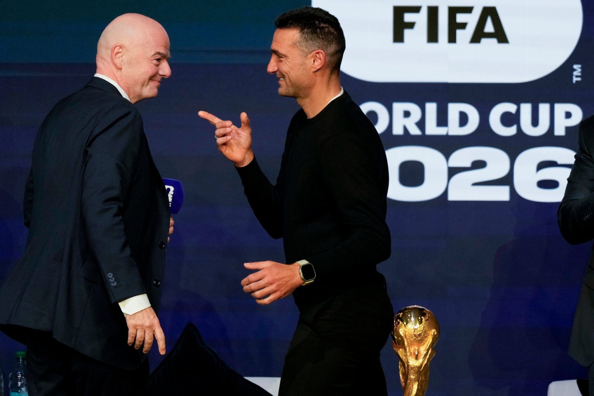 Lionel Scaloni le agradece a Ronaldo su gesto para avisarle a Gianni Infantino de lo que había pasado en el sorteo, cuando le pidieron usar guantes para llevar la copa.
