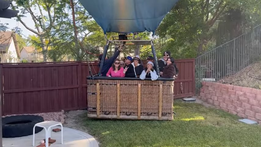 Un globo aerostático con varias personas aterrizó por sorpresa en el jardín de una casa de californianos