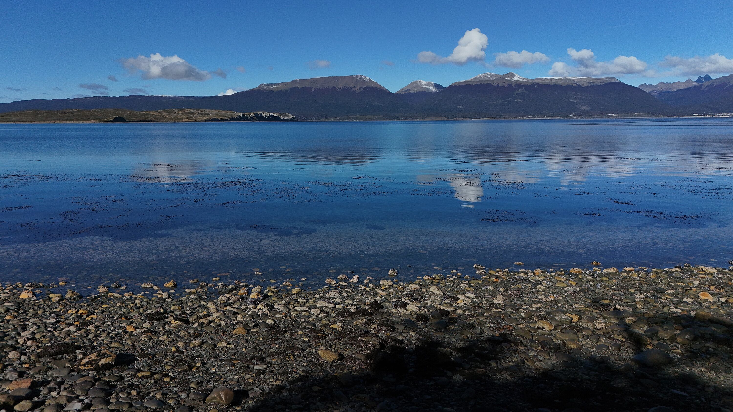 La vista del Canal de Beagle frente a la pizzería