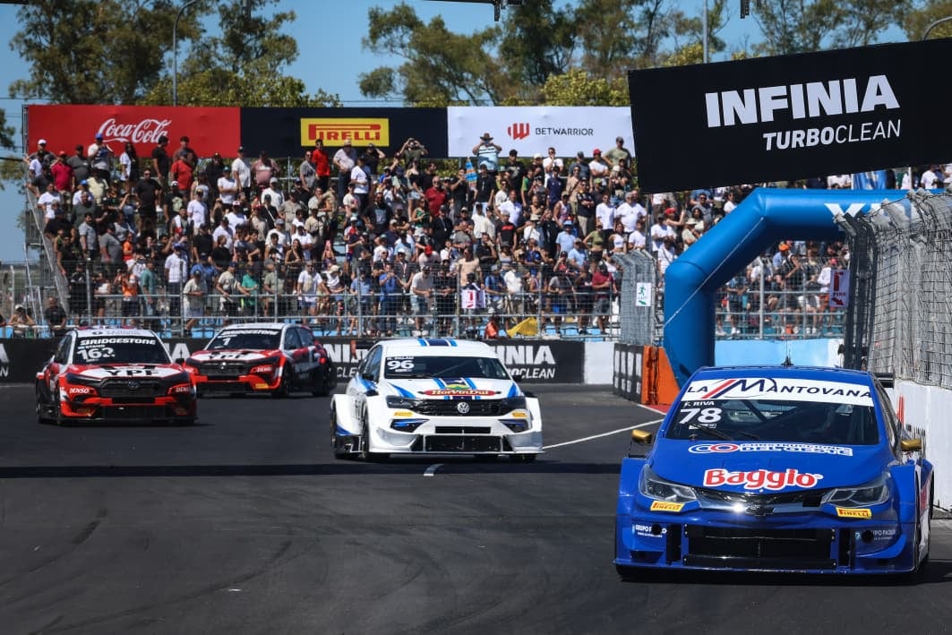 Franco Riva volvió al TC2000, hizo historia en el callejero de Buenos Aires y festejó a pura emoción 5 El Chevrolet de Riva va primero, lo siguieron Cristian Ponce de León y Emiliano Stang