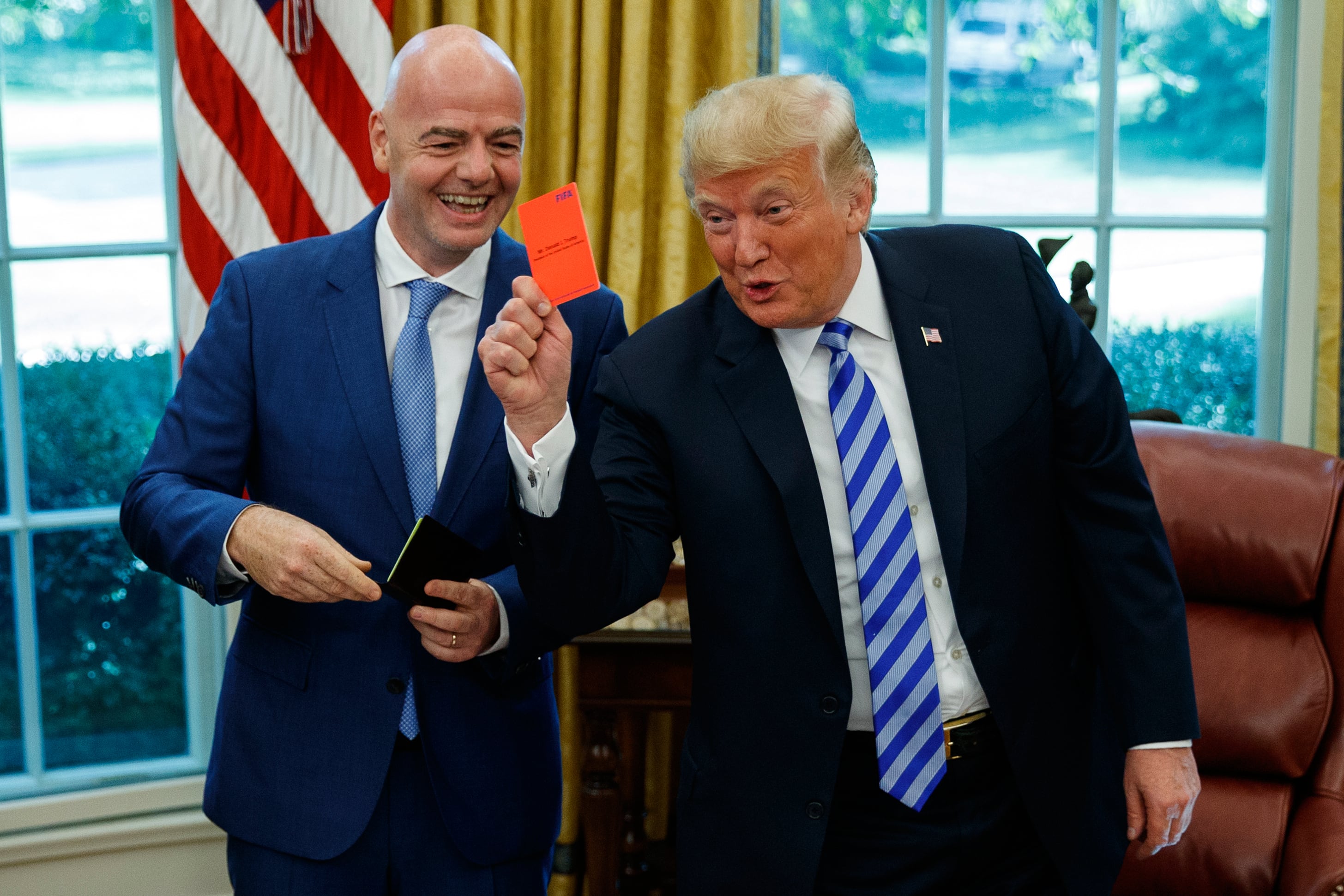 ARCHIVO - El presidente estadounidense Donald Trump sostiene una tarjeta roja durante una reunión con el presidente de la FIFA Gianni Infantino en el Despacho Oval de la Casa Blanca, el martes 28 de agosto de 2018,
en Washington. (AP Foto/Evan Vucci)