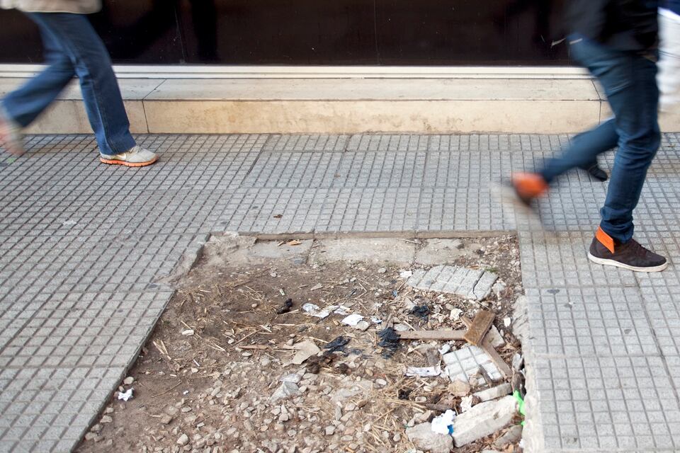 Si la vereda es destruida, parcial o totalmente, como consecuencia de obras ejecutadas por el gobierno porteño o por el crecimiento de las raíces de árboles, la reparación o reconstrucción corre por cuenta del Ministerio de Espacio Público