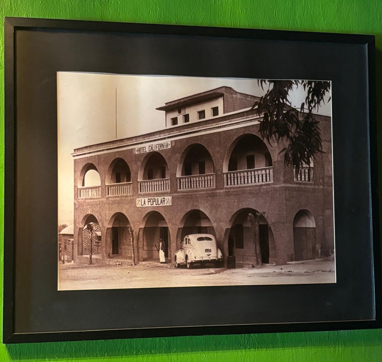 Una imagen del hotel en sus inicios cuando abrió con 16 habitaciones; y la tienda de