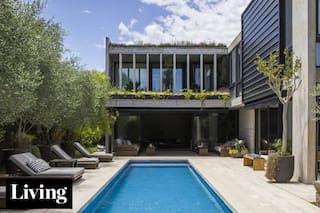 Fachada original y máxima comodidad por dentro, la fórmula para una casa propia a medida