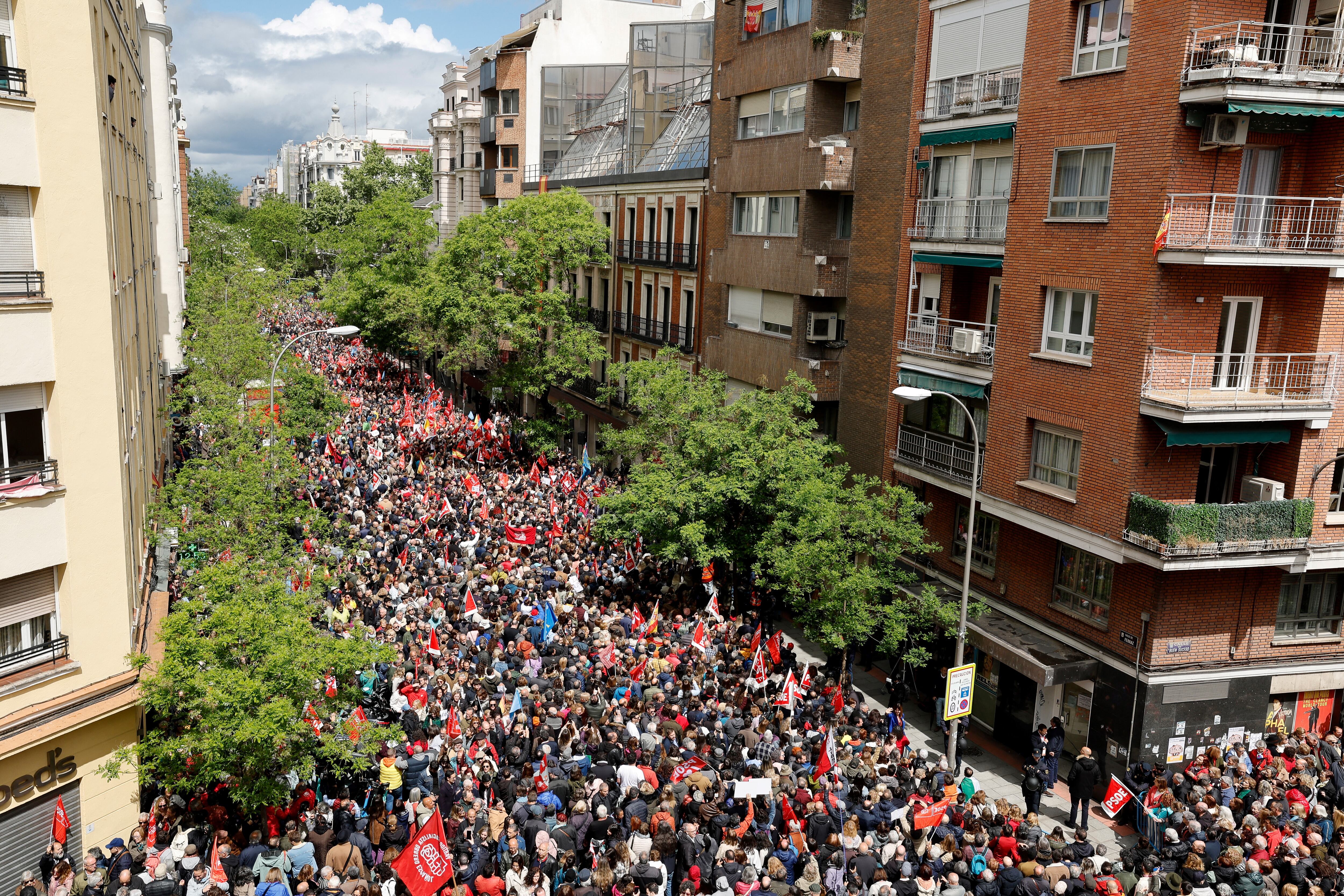 Los socialistas se movilizan en España para pedirle a Pedro Sánchez que no renuncie