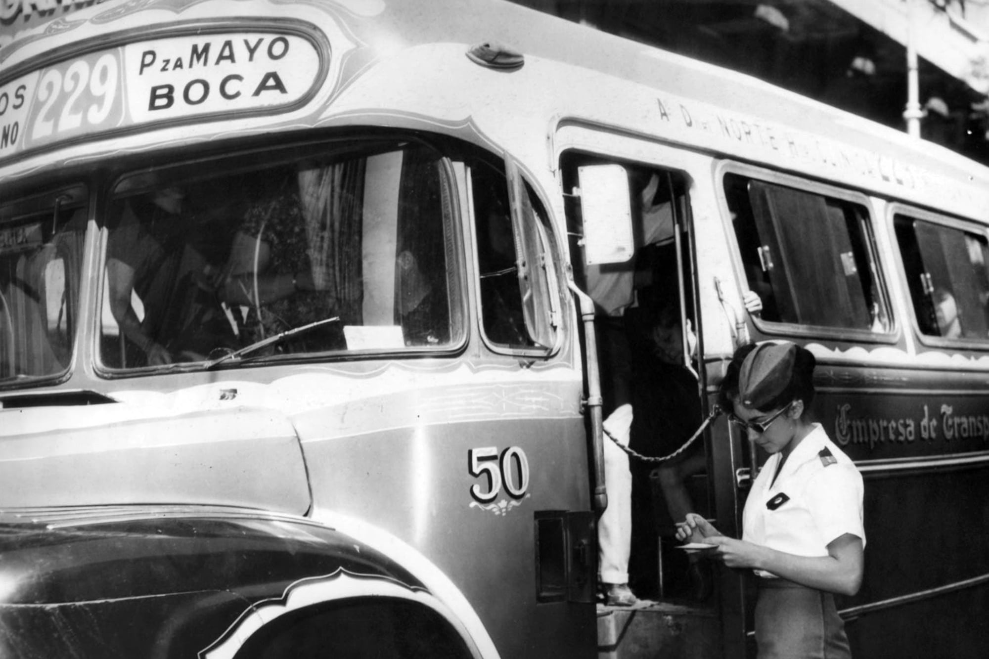 El verano de 1963: retener licencias de conducir, cantidad de faltas y el día que las “zorritas grises” salieron a multar peatones