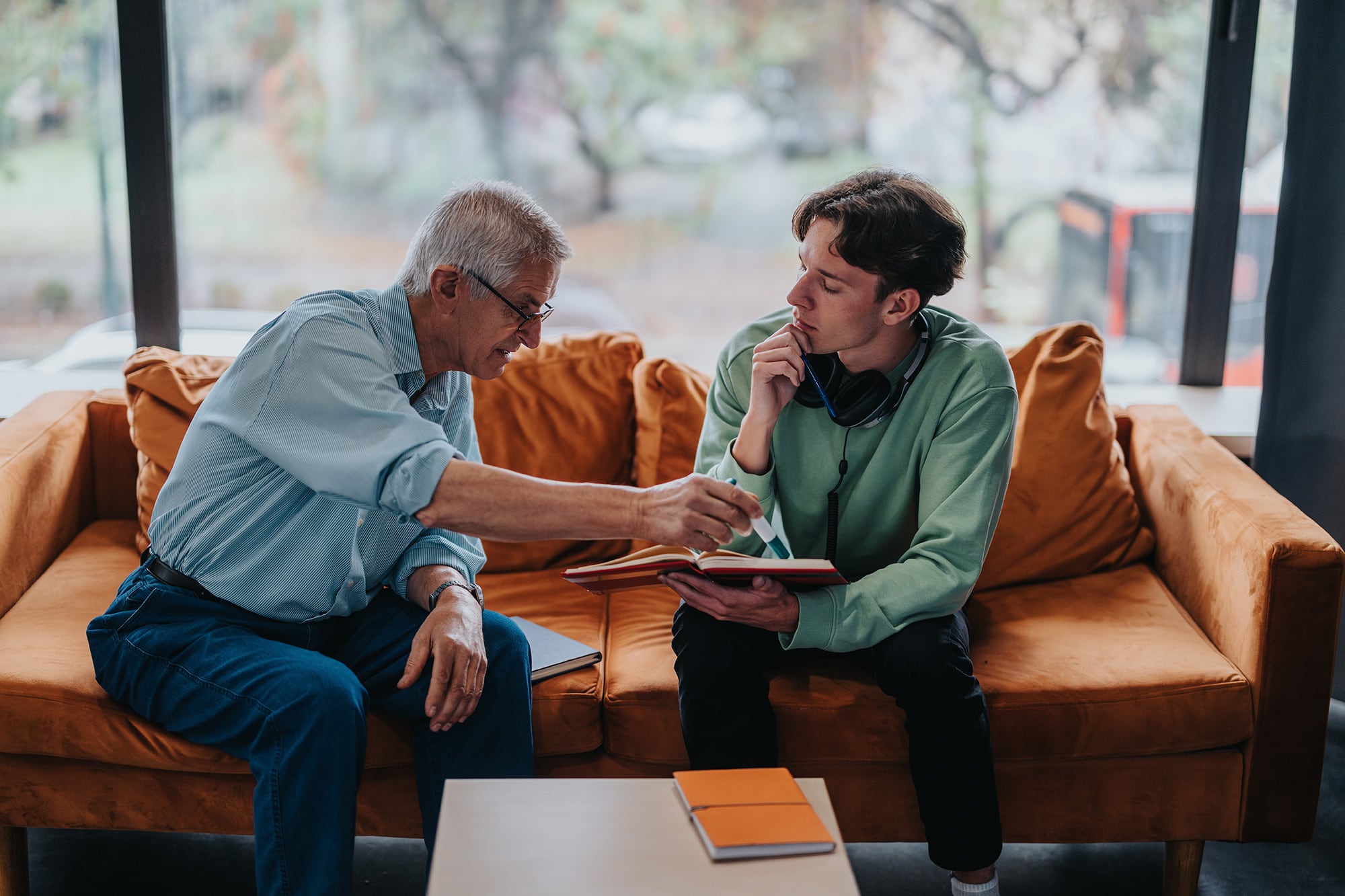Según los expertos, interesarse por la historia personal de los padres puede aportar comprensión, cercanía y una mirada más humana sobre ellos