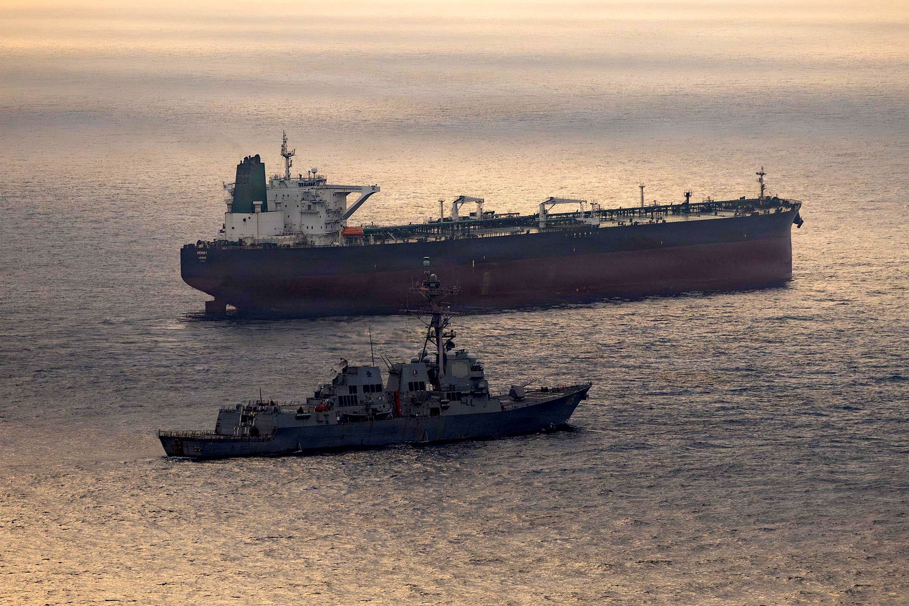 El destructor norteamericano USS Rafael Peralta implementando un bloqueo contra un buque petrolero con bandera iraní, el 24 de abril de 2026