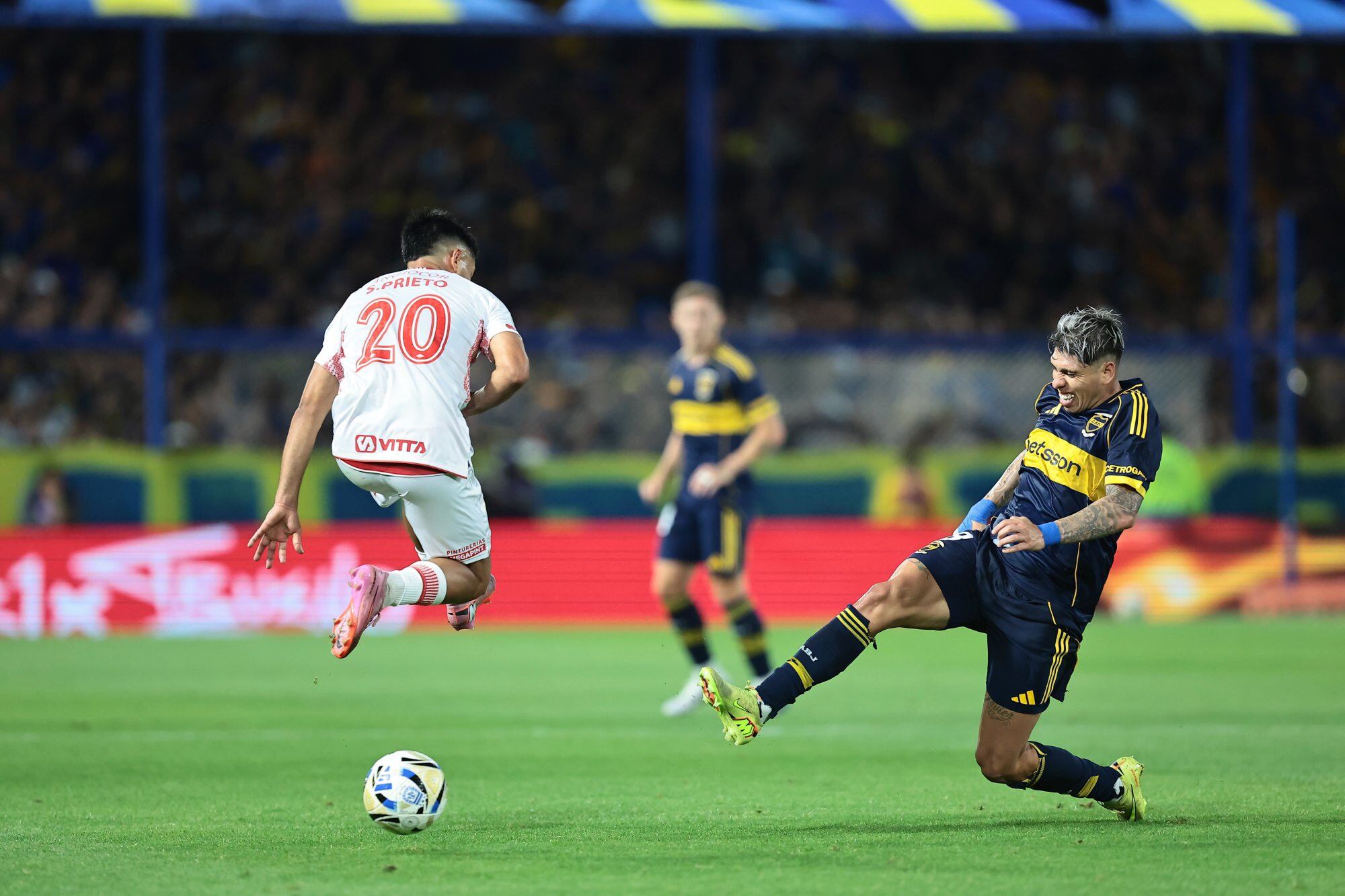 Carlos Palacios mete con todo para marcar a Prieto: Boca jugó mejor el primer tiempo que el segundo