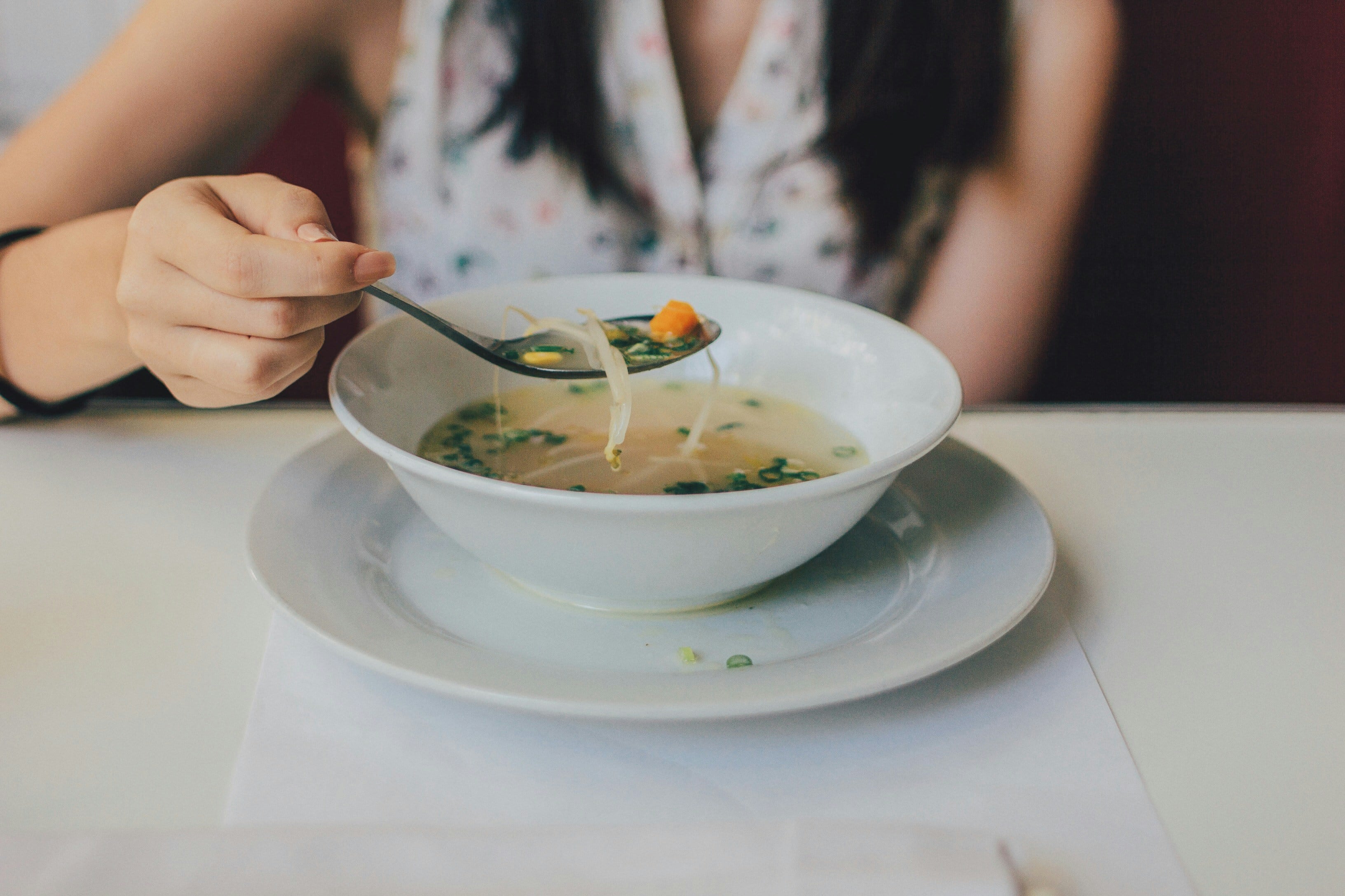 El vapor del caldo descongestiona, mientras que la sopa aporta líquidos que diluyen la mucosidad y previenen la deshidratación (Unsplash)