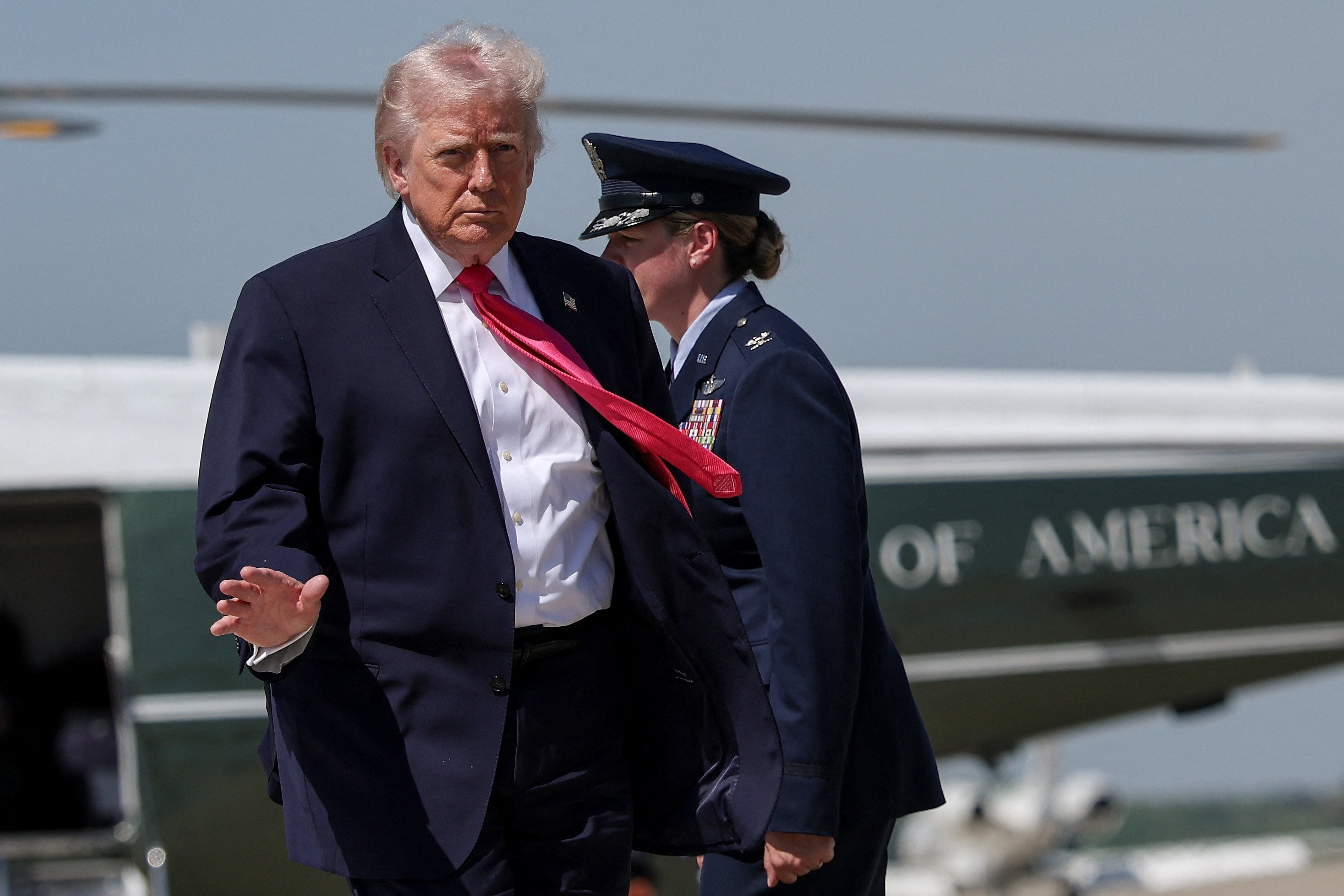 El presidente de Estados Unidos, Donald Trump, saluda al abordar el Air Force One