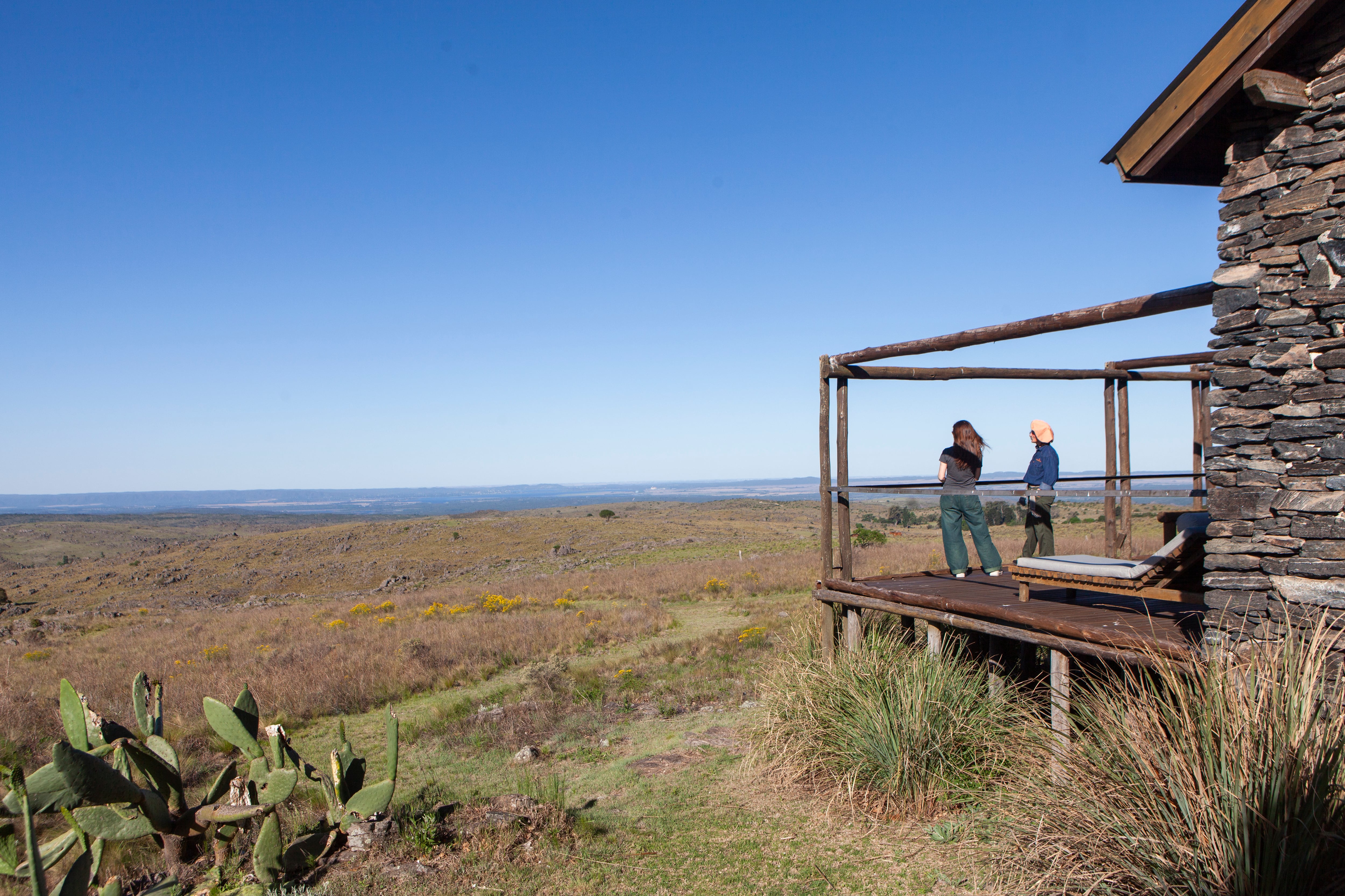 Desde el deck del lodge, la geografía cordobesa maravilla al huésped
