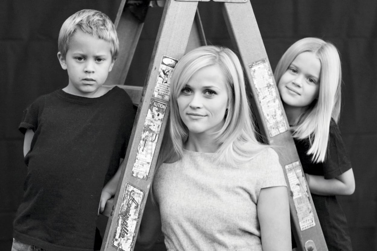 Una foto de su infancia junto a su madre y su hermana Ava Phillippe. También tiene un hermano menor, Tennessee James, fruto del segundo matrimonio de Reese con Jim Toth