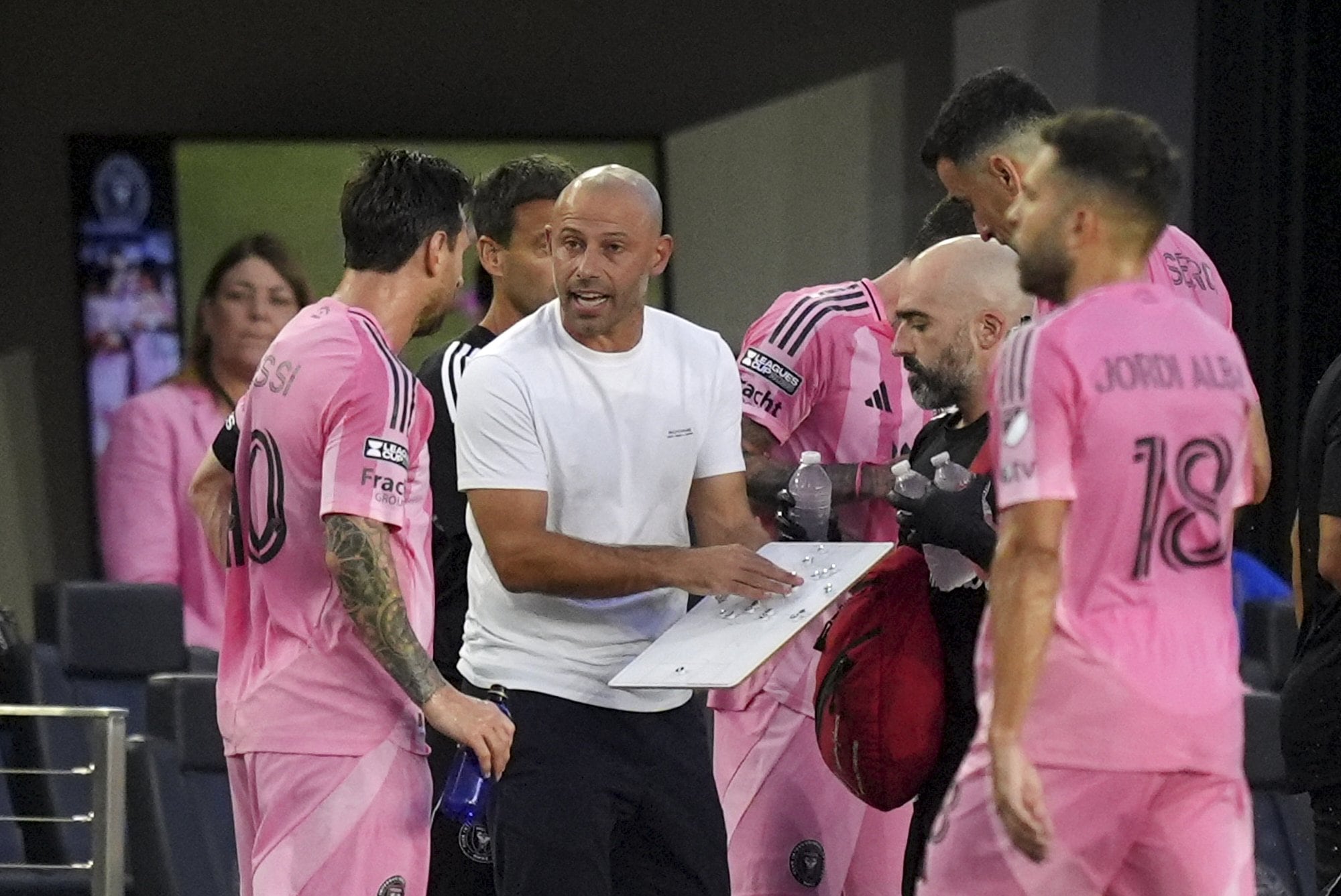 Javier Mascherano da instrucciones a Messi; el equipo al que diseña tuvo un estreno positivo en la Leagues Cup.