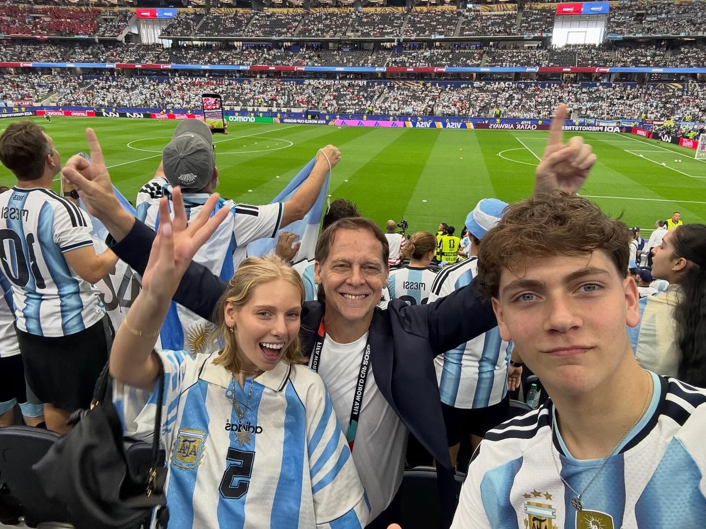 Mía, Matías y Alejo alentaron en vivo a la selección argentina durante el Mundial (Foto: Instagram @matiasmartin)